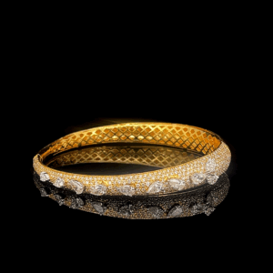 Stunning Gold Pavé Diamond Oval Bracelet
